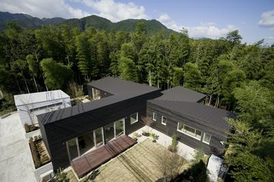 湯の山の平屋　〜十字プランと四つの庭〜 | work by Architect Manabu Naya