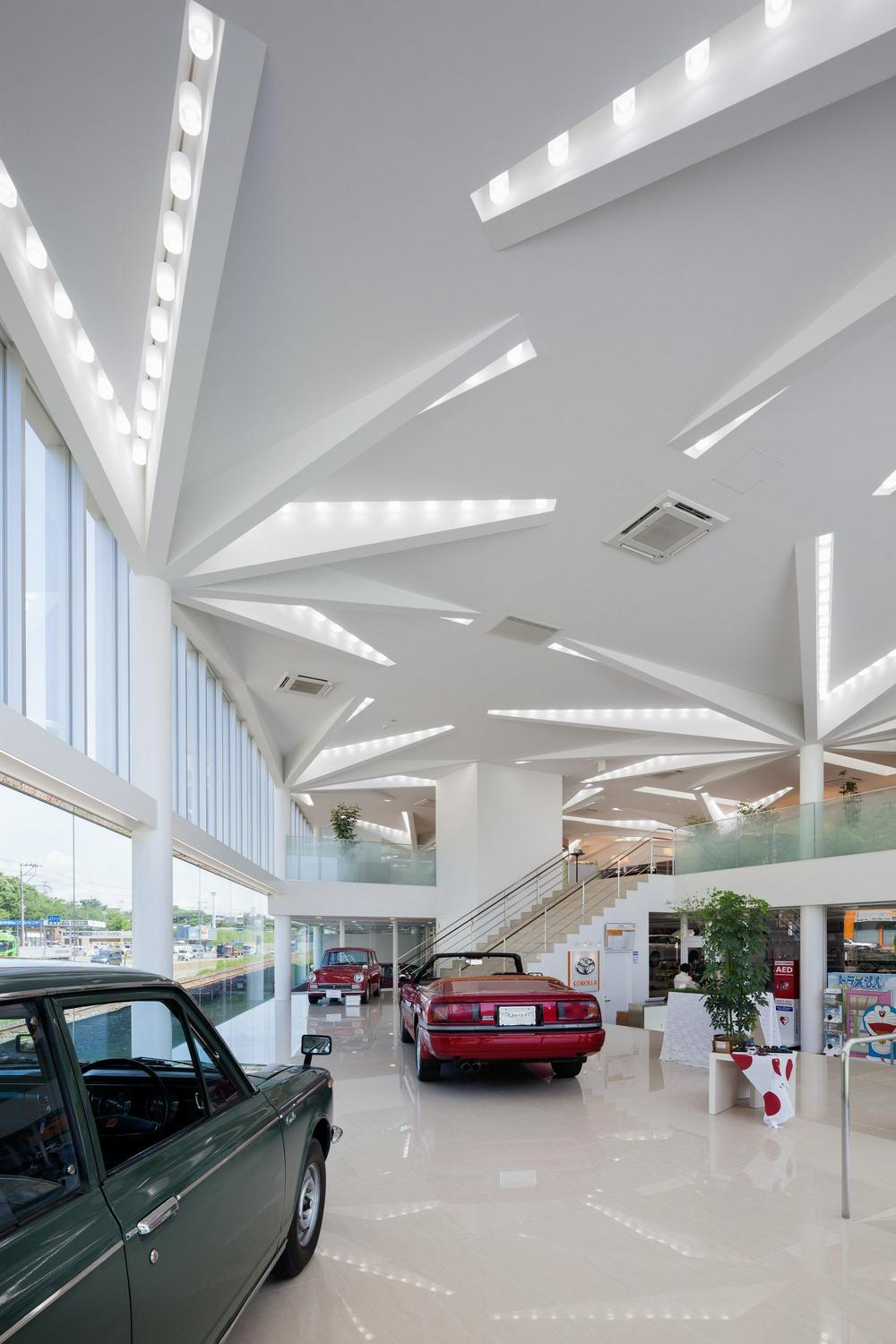 山田秋坪　花図　箱なし　MA910 トヨタカローラ秋田 本社店 〜湾岸道路の柱の森で〜 | Architect