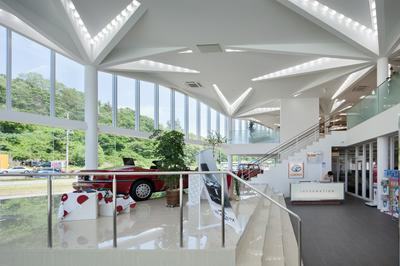 トヨタカローラ秋田 本社店　〜湾岸道路の柱の森で〜 | work by Architect Manabu Naya