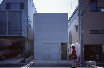 上用賀の住宅 〜MINIとガレージと中庭〜 | work by Architect Manabu Naya