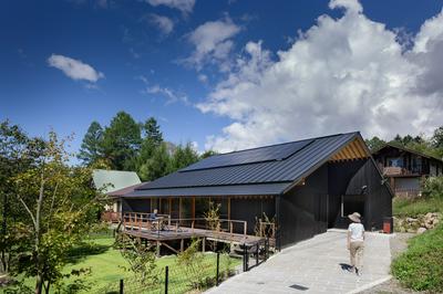 麓の大屋根　〜おおらかな屋根の下で〜 | 建築家 納谷 学 の作品
