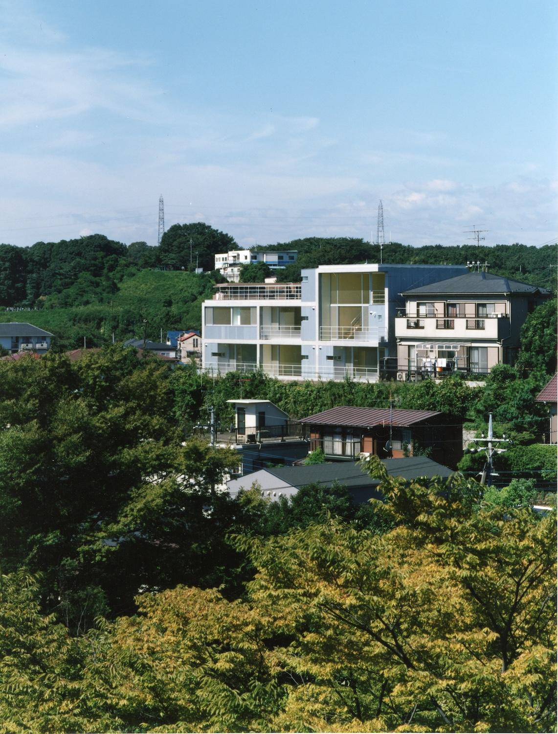 Image of "津田山の集合住宅　〜丘上のヴォイド〜", the work by architect : Manabu Naya (image number 1)