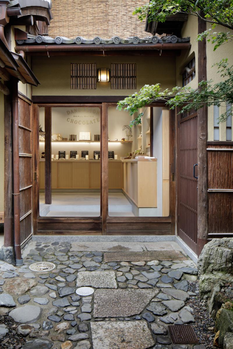 作品「Dandelion Chocolate Kyoto Higashiyama Ichinen-zaka Branch | ダンデライオン・チョコレート京都東山一念坂店」の画像 その2 （建築家 : 佐野 文彦）